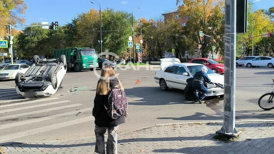 Серьезное ДТП возле Алексеевской гимназии Благовещенска от удара машину перевернуло на крышу фото видео