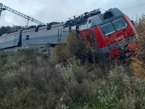 ЧП на БАМе устранено упавший с высоты локомотив грузового поезда подняли на жд пути фото