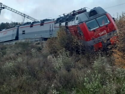 ЧП на БАМе устранено упавший с высоты локомотив грузового поезда подняли на жд пути фото