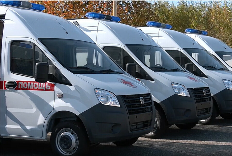 13 новых машин скорой помощи с термоконтейнерами распределили в 11 больниц Амурской области фото