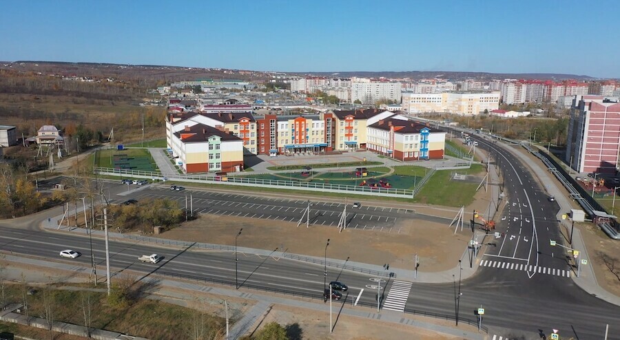 Отремонтированную улицу Тепличную и парковку возле новой школы в микрорайоне показали с высоты птичьего полета фото видео