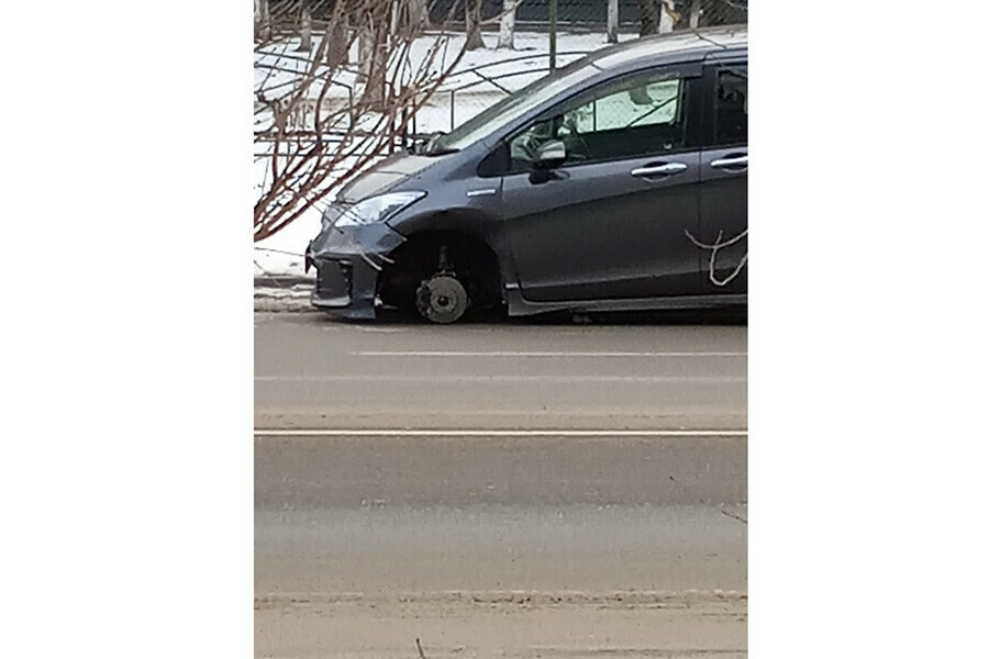 В Благовещенске автомобиль потерял колесо повредил машину и скрылся с места ДТП фото видео