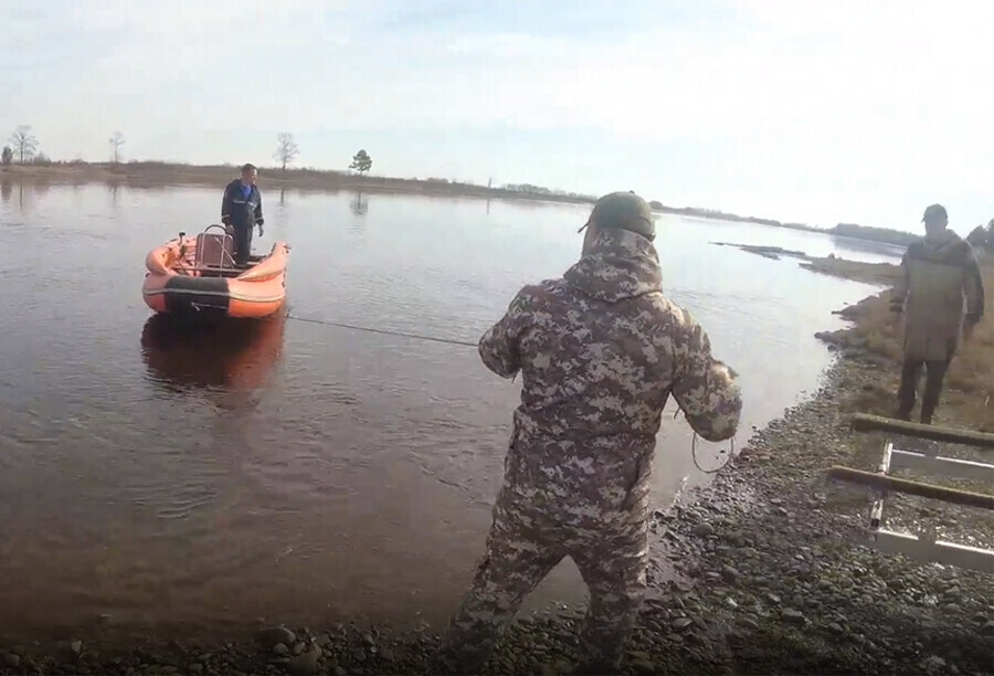 Поиски пока безуспешны спасатели ищут пропавшего рыбака в Амурской области видео