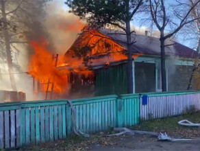 Полыхала веранда амурские пожарные успели потушить жилой дом в Тамбовке видео