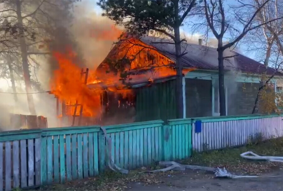 Полыхала веранда амурские пожарные успели потушить жилой дом в Тамбовке видео