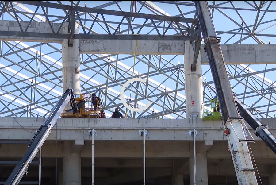 Строители в Хэйхэ завершают возведение каркаса терминала канатной дороги до Благовещенска видео