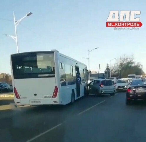 В Благовещенске ДТП с автобусом Заблокирована полоса