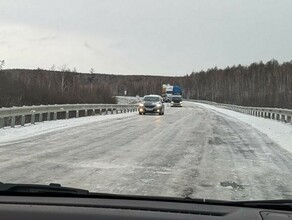 Обледенелую амурскую трассу показали водители фото 