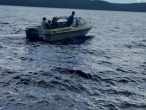 В шторм на Бурейском водохранилище едва не утонули рыбаки