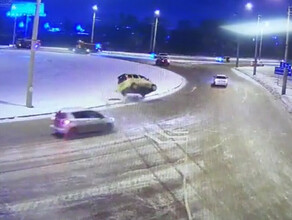В Благовещенске автомобиль такси при въезде на кольцо взмыл в воздух и перевернулся фото видео