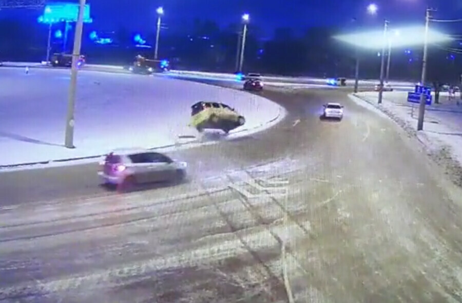 В Благовещенске автомобиль такси при въезде на кольцо взмыл в воздух и перевернулся фото видео