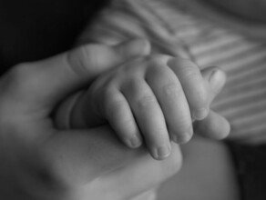 Двухлетний сын погибших в ДТП супругов Знатновых скончался в больнице