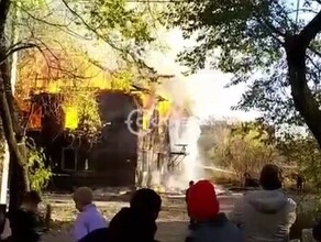 Горит открытым пламенем в Благовещенске тушат сильный пожар видео 