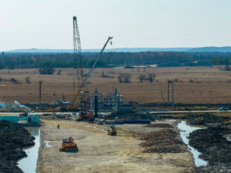 Через Транссиб в Амурской области возводят путепровод в сложных условиях