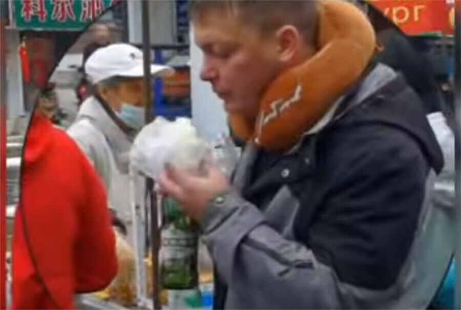 Турист из России завтракающий пирожками с пивом в Хэйхэ обрадовал пользователей китайских соцсетей видео