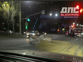 В Благовещенске перекресток засыпало соей