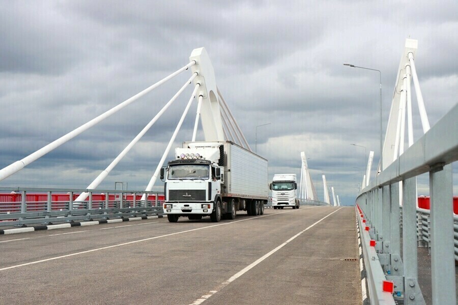 По международному мосту через Амур планируют организовать движение легковых автомобилей и беспилотных грузовых
