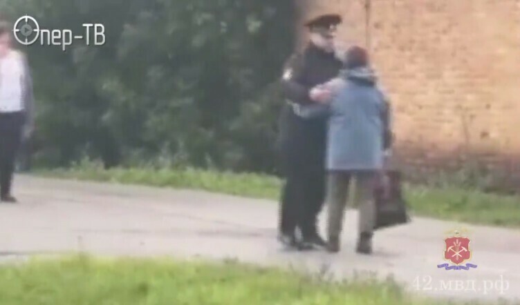 Пойман мужчина который в форме полицейского обнимался с прохожими