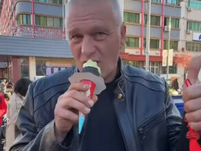 Они поднимали большой палец вверх дегустацию соевого мороженого устроили в Хэйхэ российским туристам видео
