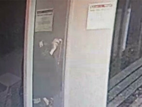 Стекло остановочного павильона в Благовещенске изрисовали вандалы видео