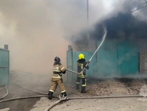 Баня и два гаража загорелись в Благовещенске видео 