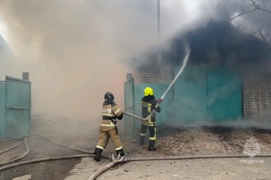 Баня и два гаража загорелись в Благовещенске видео 