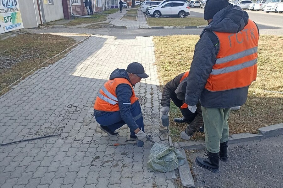 Перед холодами в Благовещенске ремонтируют тротуары фото 