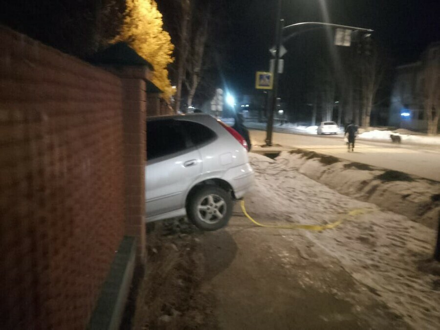 В Амурской области автомобилист прорубил окно в женский монастырь