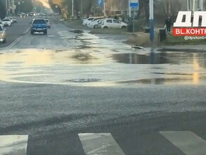 На центральном перекрестке Благовещенска где недавно был масштабный ремонт сетей изпод земли бьет вода  видео