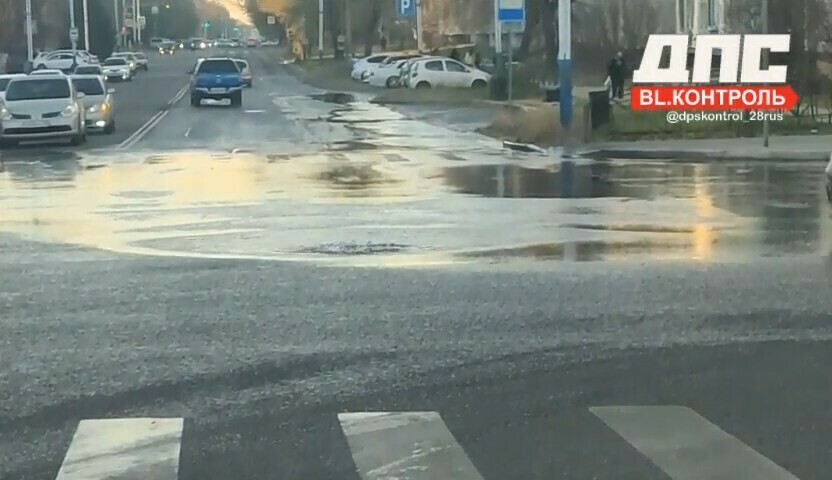 На центральном перекрестке Благовещенска где недавно был масштабный ремонт сетей изпод земли бьет вода  видео