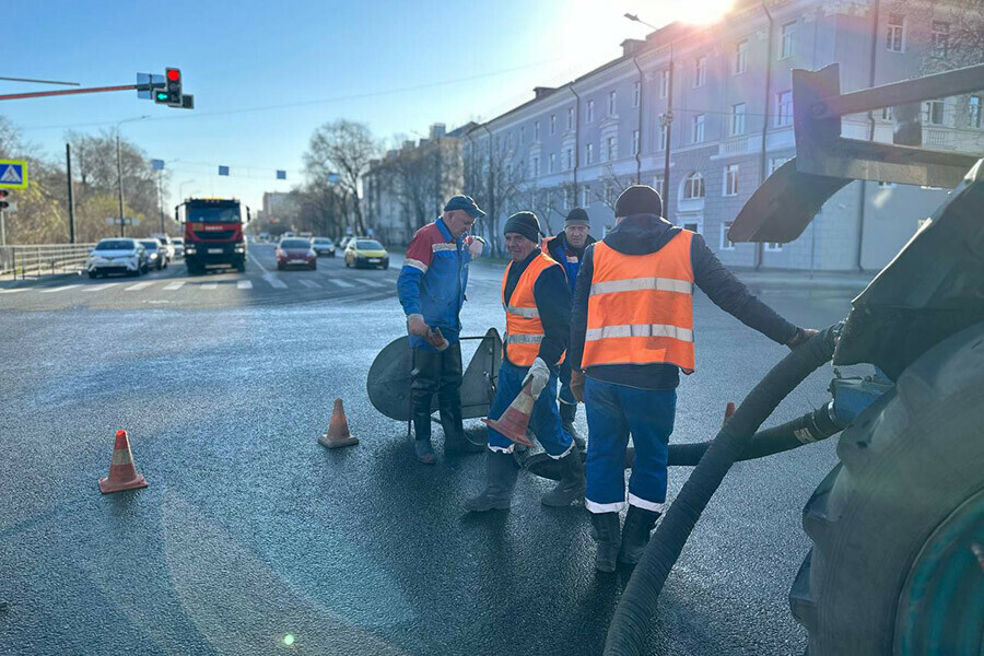 Разгерметизация прокладки названа причина выхода воды на поверхность в центре города