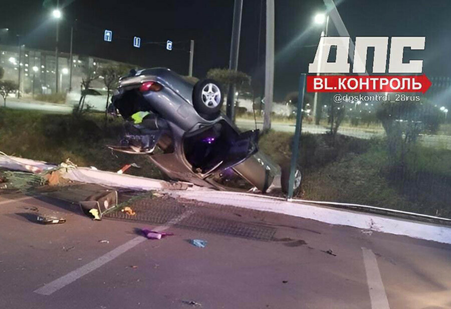 На Магистральной автомобиль врезался в забор пострадали трое