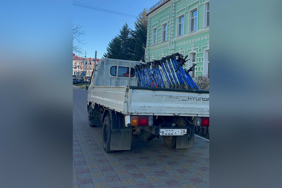 С улиц Благовещенска начали вывозить электросамокаты видео 