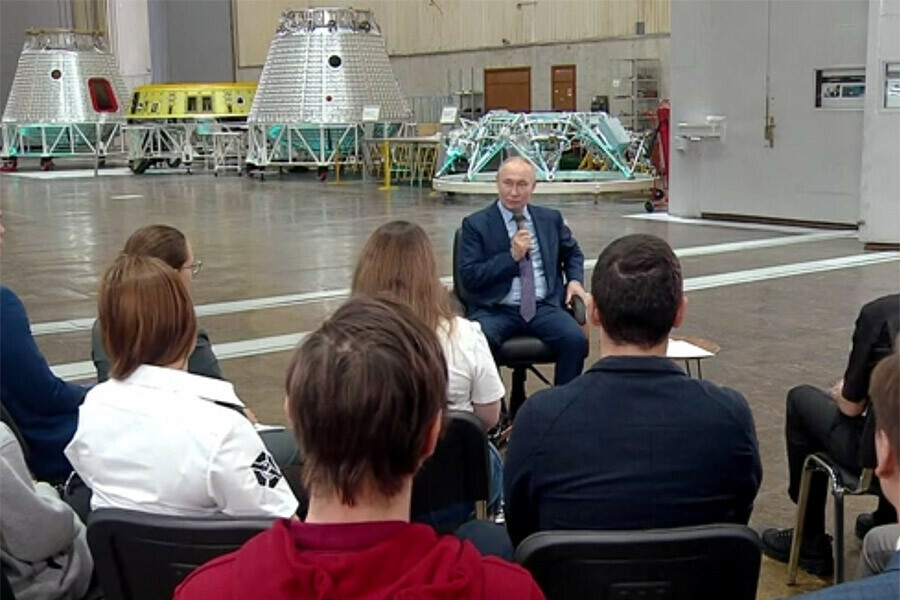 Путин удивился зарплатам специалистов в космической отрасли а также пообещал развивать Циолковский