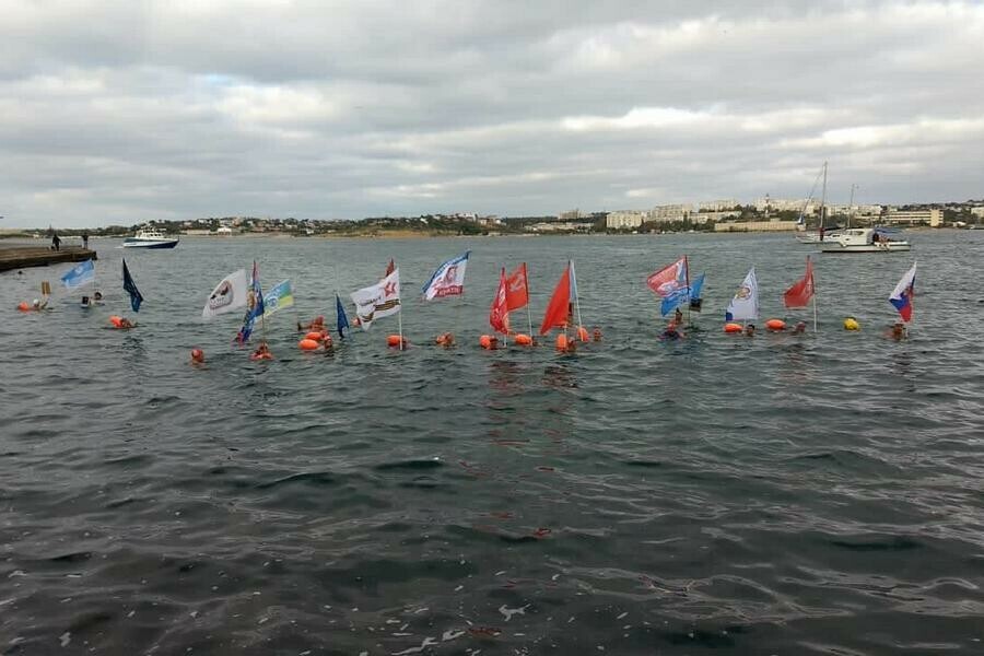 Амурские пловцы приняли участие в 555километровом заплыве из Новороссийска в Севастополь фото