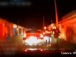 В Приамурье поощрили сотрудников которые задержали водителя и его пассажира выпрыгнувшего на ходу из машины видео