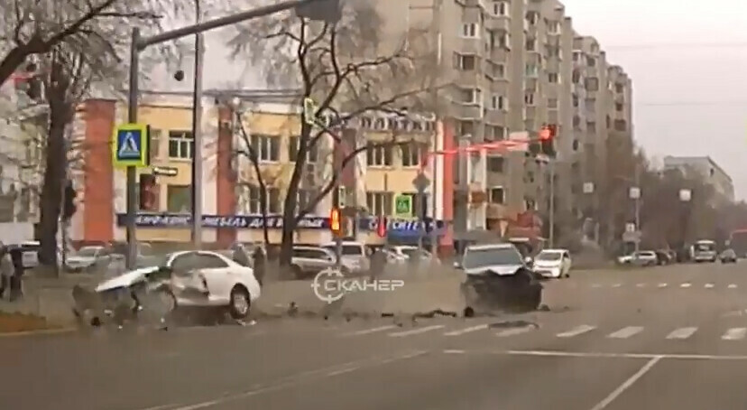 В центре Благовещенска жесткая авария Момент столкновения попал на видео