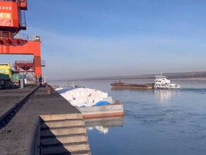 В речном порту Хэйхэ огромные баржи поставили на прикол видео