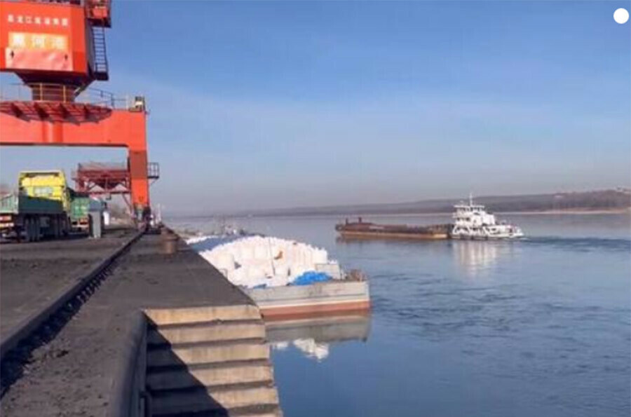 В речном порту Хэйхэ огромные баржи поставили на прикол видео