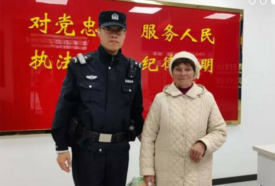 Заплакала от счастья полицейские в Суйфэньхэ помогли потерявшейся россиянке вернуться в гостиницу