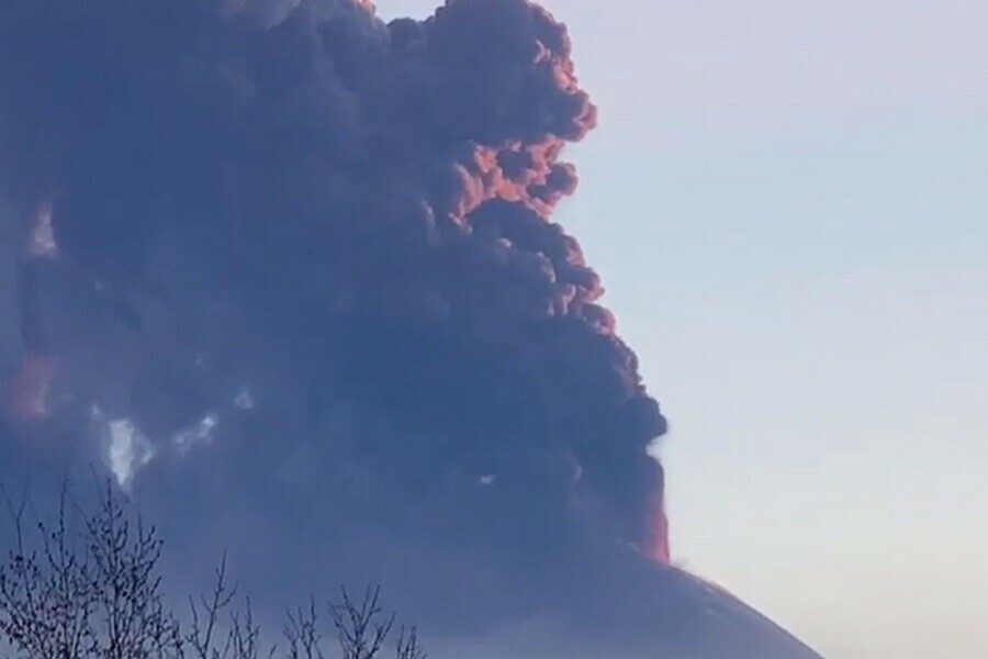 Кратер буквально разрывает на части на Камчатке активно извергается вулкан фото видео 
