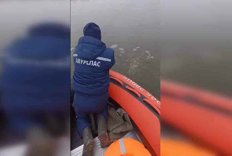 Амурские спасатели обследовали дамбу в поисках пропавшего рыбака Водолазов в водоем не пустили