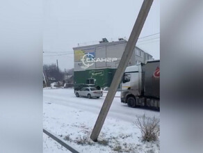 Такого вы еще не видели в Чигирях легковушка буксировала тяжелую фуру в подъем видео