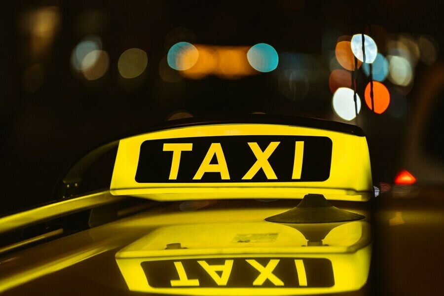 Уголовное дело возбуждено против таксиста ночью подвозившего 16летнюю пассажирку  