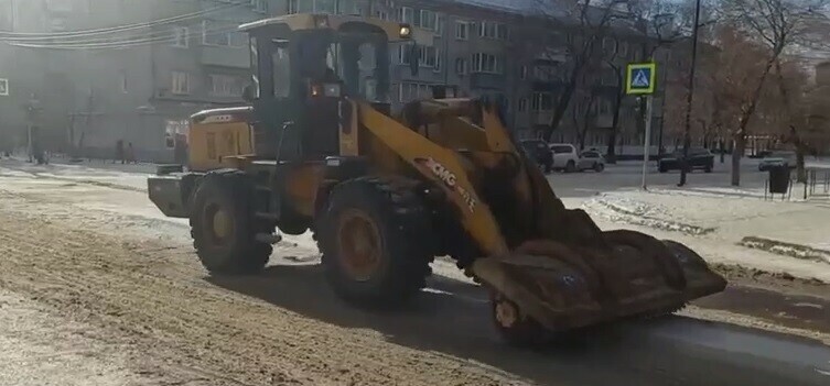 На борьбу с наледью в Благовещенске выпустили скалыватель видео 