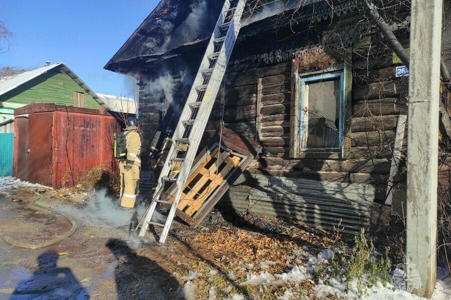 Дом и рядом стоящая иномарка загорелись в Благовещенске фото 