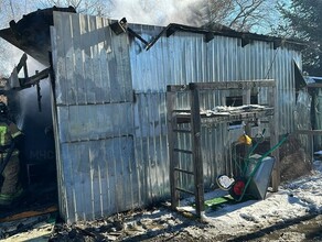В Свободном 10 пожарных тушили пожар в гараже Сгорели машина и мотоцикл