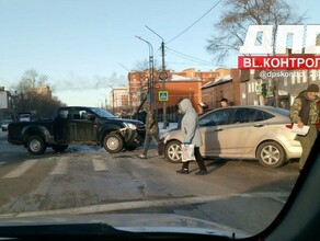 В Благовещенске изза ДТП затруднено движение у перекрестка улиц ШевченкоОктябрьская