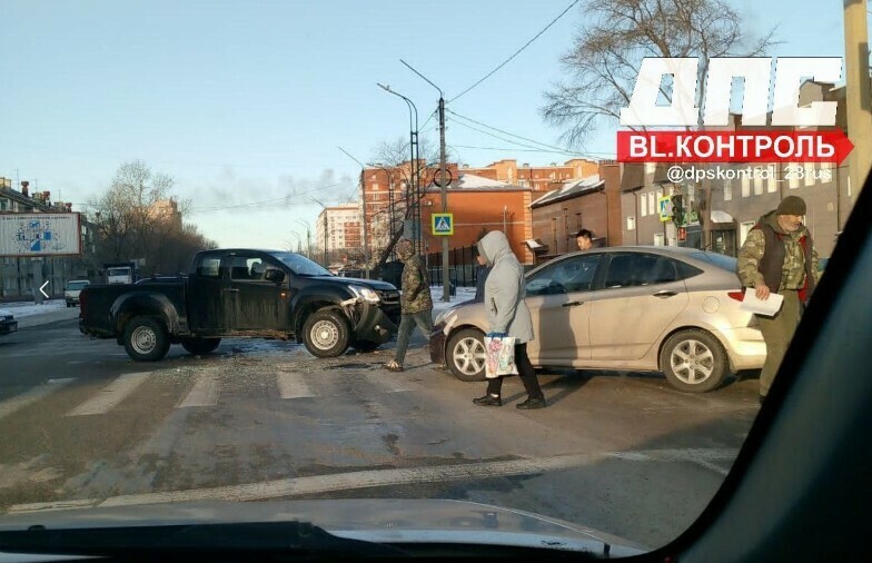 В Благовещенске изза ДТП затруднено движение у перекрестка улиц ШевченкоОктябрьская