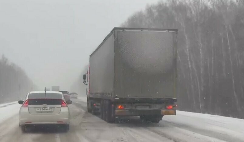 На трассе Хабаровск  Владивосток непогода парализовала движение фур